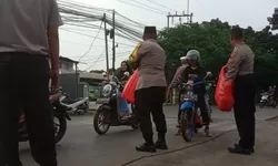 Hari Pertama Ramadhan, Polsek Gunung Putri Bagikan Takjil Gratis Bagi Pengguna Jalan