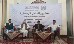 Rabithah 'Alam Islami dan PPTQ Al-Kaukab Lakukan Aksi Berbagi Sembako Gratis