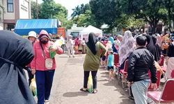 Gebyar Pasar Murah di Kecamatan Cibinong, Antusias Warga Membeludak