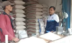 Personil Polsek Gunung Putri Tinjau Harga Beras di Pasar Wanaherang