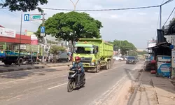 Tanah Merah Berserakan di Jalan Alternatif Cibubur Desa Nagrak, Siapa Penanggung Jawabnya??? 