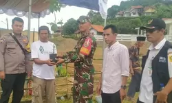 Pemdes Cileuksa Berikan Bibit Pohon Kepada Warga Usai Salurkan Hak Suara di TPS