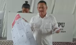 Ketua Umum Forum Timur Raya Salurkan Hak Suara di TPS 32 Desa Wanaherang