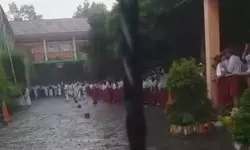 Wali Murid SDN 1 Cicadas Keluhkan Upacara Saat Hujan Turun