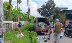 Petugas Gabungan Tertibkan APK di Kecamatan Gunung Putri Saat Masuki Masa Tenang Kampanye