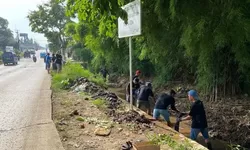 Banjir Di Desa Tlajung Udik Akibat Penyempitan Drynase, Karang Taruna Gotong Royong Bersihkan Selokan