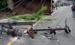 Mobil Truck Tambang Hantam Tiang Listrik, 3 Pengendara Motor Tewas
