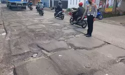 Kondisi Jalan Raya Gunung Putri Mengkhawatirkan, Polsek Gunung Putri Atur Lalin Disetiap Paginya