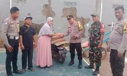 Respon Cepat, Kapolsek Gunung Putri Berikan Bantuan Kepada Korban Rumah Roboh