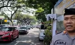 Pengamanan Lalin di Simpang Nagrak Jalan Transyogi, Personil Polsek Gunung Putri Siap Siaga
