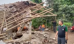 Satu Rumah Rusak Akibat Angin Putih Beliung Di Desa Sukamaju Jonggol, Kades Berikan Bantuan Matrial
