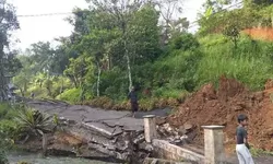 Akibat Tanah Bergerak di Megamendung Bogor, Kondisi Jalan dan Bangunan Rusak