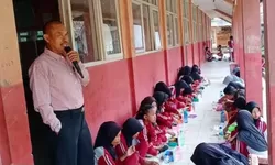 Pembagian Raport di SDN Sukaati Cariu Bogor, Siswa Gelar Timbel Makan Bersama