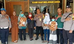 Kapolsek Gunung Putri Bantu Anak Penjual Kopi Seduh Untuk Bayar SPP Sekolah.