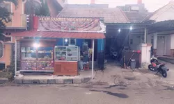 Ngambreng: Yuk Nikmati Bebek Goreng di Lesehan Bang Janwar