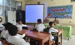 Unit Lantas Polsek Gunung Putri Berikan Penyuluhan Bahaya Narkoba, di SDN 04 Wanaherang