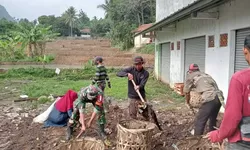 Ciptakan Kondisi Sehat, Personil Koramil 0621-09 Sukamakmur Bersihkan Area Pasar Tradisional