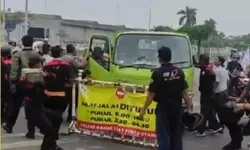 Aksi Demo Buruh Di Cikarang Bekasi Rusuh, Sopir Beserta Mobil Truck Dirusak