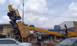 Tak Kuat Angkat Beban Sebuah Crane Terbalik di Cibinong