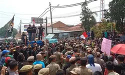 Ratusan Warga Menggelar Aksi Damai Di Depan Kantor Kecamatan Parung Panjang