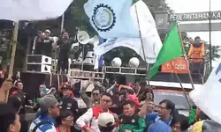 Aksi Demo Ratusan Buruh Di Kantor Bupati Bogor, UMK Bogor Naik 14 Persen