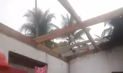Atap Rumah Warga Rusak Akibat hujan deras disertai Angin di Desa Pabuaran