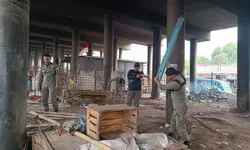 Satpol PP beserta Pemcam Sapu Bersih PKL Flyover Cileungsi