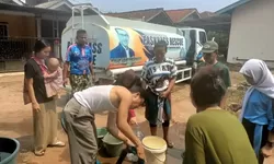 Saiful ST salurkan lagi bantuan Air bersih untuk Warga Cikahuripan.