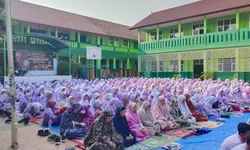 Siswa siswi beserta Guru SMP Negeri 1 Klapanunggal Gelar Sholat Istisqa