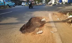 Bekas Galian Kabel Optik di Jatisampurna sangat membahayakan Keselamatan Pengendara.