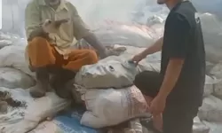 Tumpukan Sampah Batok Kelapa Hiasi Lapangan Sepak Bola RW 05 Desa Cicadas