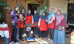 Kang Ipul berikan bantuan kepada bank sampah KRL 28 Desa Tlajung Udik.