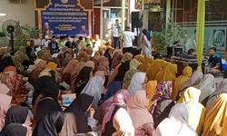Ratusan Masyarakat Padati Peringatan Maulid Nabi Muhammad  SAW 1445 H di Kantor Desa Bojong Nangka.