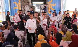 Presiden RI didampingi Bupati Bogor, tinjau langsung Gudang Beras Bulog di Kecamatan Rumpin.