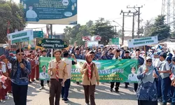 Pembukaan Kegiatan Pawai Taaruf MTQ ke 45 dibuka langsung oleh Burhanuddin (SEKDA).