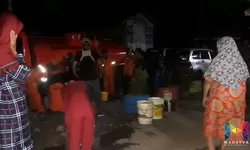 Kekeringan di Desa Gunungputri, pendistribusian Air Bersih hingga malam hari.