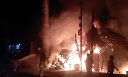 Akibat Bakaran Sampah, Sebuah Kios Tambal Ban Hangus Terbakar Api.