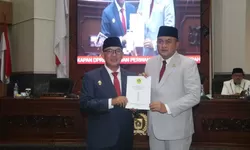 Iwan Setiawan Sampaikan Dokumen Rancangan Perubahan KUA Dan Perubahan PPAS Pada Rapat Paripurna.