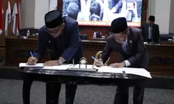 Iwan Setiawan Bersama DPRD Sahkan Dua Raperda Kemajuan Budaya Lokal dan Pendidikan PAUD Menjadi Perda.