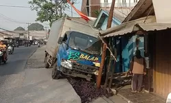 Diduga mengantuk, Mobil Box tabrak Rumah Warga di Jalan Raya Cicadas.