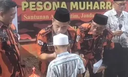 Pemuda Pancasila Ranting Ciangsana berbagi kebahagiaan dengan anak yatim.