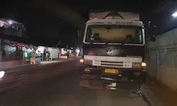 Oli Berceceran, mengakibatkan sejumlah pengendara Motor terjatuh di Jalan Raya Tlajung Udik.