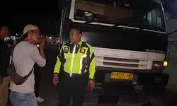 Korban Kecelakaan Akibat Oli Berceceran di Jalan Raya Tlajung Udik. Pihak perusahaan akan Bertanggung Jawab.