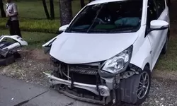 Diduga mengantuk, Mobil minibus tabrak Pohon hingga ringsek di Kawasan Sentul City.