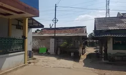 Tiang Provider Perusahaan Internet, dipasang ditanah warga tanpa ijin.