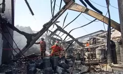 Pabrik Cat di Klapaunggal Ludes terbakar Api.