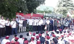Dalam rangka menyambut HUT RI ke 78, Plt.Bupati Bogor Bagikan Bendera Merah putih kepada warga.