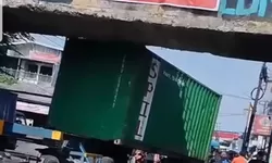 Mobil mini Bus tertimpa Kontainer yang tersangkut di Jembatan Talang Kota Bogor.
