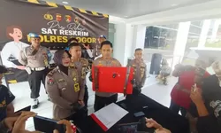 Pria Mabuk Rusak Mobil Temannya di Area Stadion Pakansari, Akibat ditantang temannya Balapan.