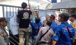 Puluhan Anggota Karang Taruna Limusnunggal, Gurudug PT Rulsi Vinilon.